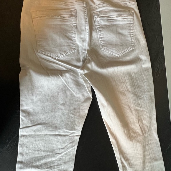 White jeans with beaded detail. Zippers at bottom cuffs. Size 6. - Picture 3 of 7